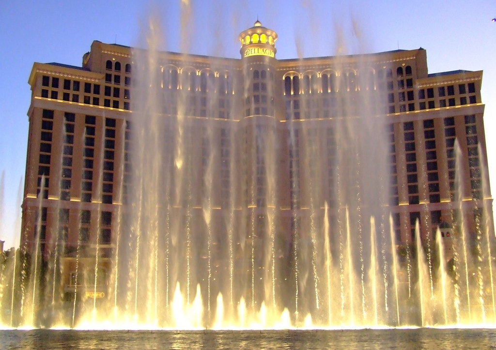 flickr-bellagio-fountain-show-at-dusk-anne-varak